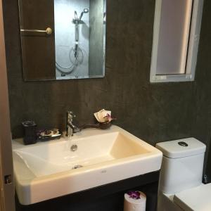 y baño con lavabo, espejo y aseo. en Samui Pool View Apartment, en Bophut 