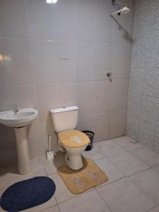 Baðherbergi á Quarto triplo com banheiro compartilhado