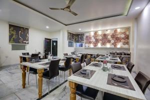un restaurant avec des tables et des chaises dans une salle dans l'établissement OPO The Alpino, Delhi Airport, à New Delhi