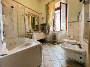 Ένα μπάνιο στο Casa al Cerchio - Luxury Apartment With View & Free Private Parking +6 φωτογραφίες
