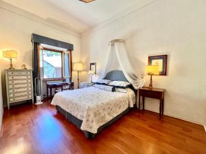Ένα ή περισσότερα κρεβάτια σε δωμάτιο στο Casa al Cerchio - Luxury Apartment With View & Free Private Parking