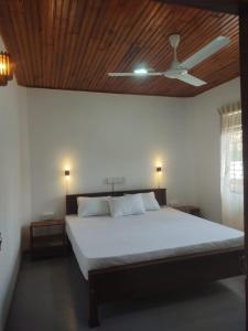 una camera con letto e ventilatore a soffitto di Villa Aroma Ahangama ad Ahangama Altre 16 foto