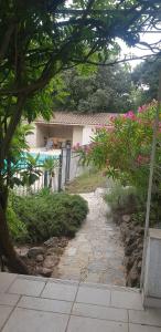 Ogród w obiekcie Belle villa piscine Provence Uzes climatisée