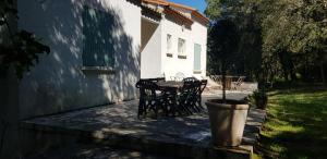 Ogród w obiekcie Belle villa piscine Provence Uzes climatisée