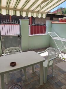 Una mesa y dos sillas en un patio. en Pula - Spiagge e Sole, en Pula 2 fotos más