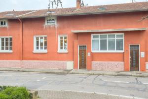 an orange house with white windows and a street at Studio cosy, climatisé, Caluire-Lyon in Caluire-et-Cuire