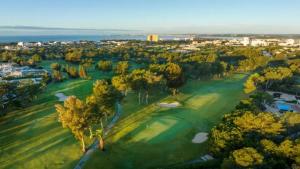 una vista sul soffitto di un campo da golf alberato di Vacation apartment - central Portimao a Portimão