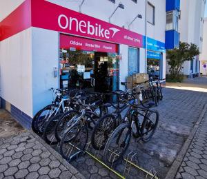 un gruppo di biciclette parcheggiate di fronte a un negozio di Vacation apartment - central Portimao a Portimão