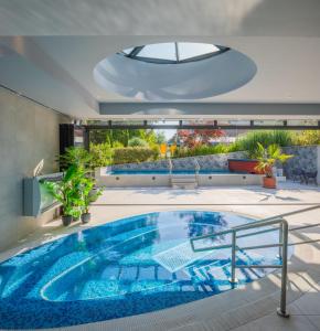 Bazén v ubytování Sungarden Wellness Hotel Siófok nebo v jeho okolí + 37 fotografií