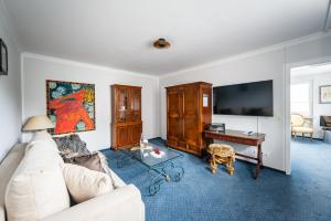TV a/nebo společenská místnost v ubytování Goethe Hotel