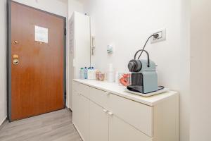 une pièce avec un bureau avec un ordinateur dessus dans l'établissement Cozy Room - 2, à Milan