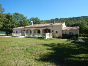 a house with a large yard in front of it at Chambres d'hôtes naturistes adultes pour couples in Figanières