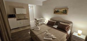 a small bedroom with a bed and a kitchen at Oliane Rooms & Accommodation in Bribir