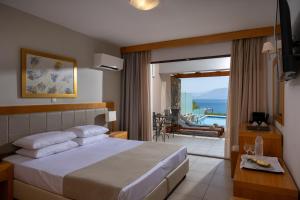 Кровать или кровати в номере Miramare Resort & Spa