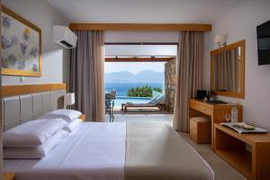 Кровать или кровати в номере Miramare Resort & Spa
