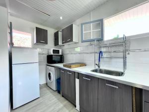 Kuchyň nebo kuchyňský kout v ubytování Appartement cosy à Case-Pilote avec terrasse - 65 m²
