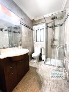 A bathroom at InmoBooking LeriMar