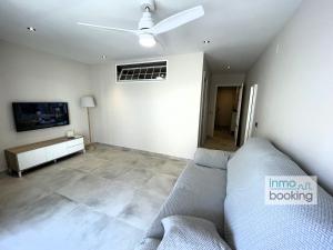 A television and/or entertainment centre at InmoBooking LeriMar