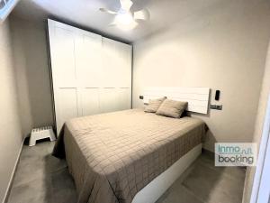A bed or beds in a room at InmoBooking LeriMar Még 27 kép
