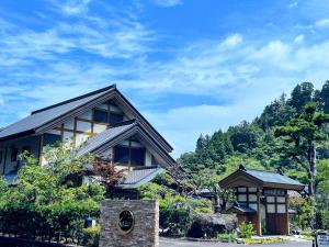 a house with a mountain in the background at すいこうえんさくら in Fujinomiya