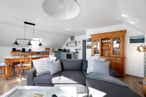 un soggiorno con divano e sala da pranzo di Ferienwohnung Windrose a Waldhusen