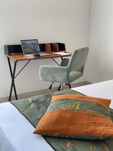Postel nebo postele na pokoji v ubytování Val des Bruyères - gîte 15mn Pézenas avec terrasse et cour close - Parking privatif securisé - wifi FTTH gratuit