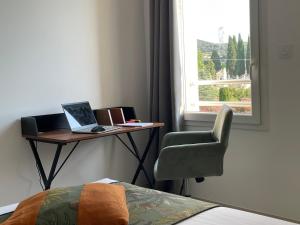 Posezení v ubytování Val des Bruyères - gîte 15mn Pézenas avec terrasse et cour close - Parking privatif securisé - wifi FTTH gratuit