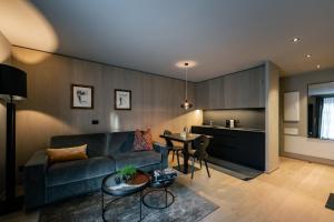 A seating area at Sportony Mountain Lodges