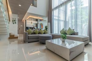 O zonă de relaxare la Panora villa by VillaCarte