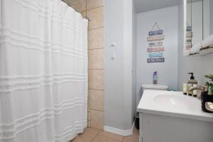 Koupelna v ubytování Home With Fenced Yard, Hot tub, Grill and 3 King Beds!