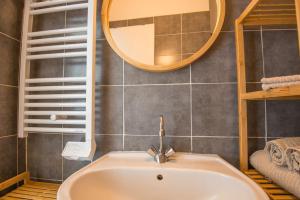 een badkamer met een wastafel en een spiegel bij Le petit cosy in Angers +7 foto's
