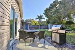 Fotografie z fotogalerie ubytování Home With Fenced Yard, Hot tub, Grill and 3 King Beds! v destinaci Sarasota