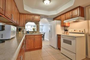 Kuchyň nebo kuchyňský kout v ubytování Home With Fenced Yard, Hot tub, Grill and 3 King Beds! + 12 fotografií