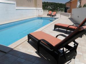 Swimming pool sa o malapit sa Villa Marica Primošten