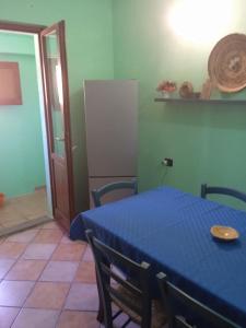 a room with a table with a blue table cloth at Appartamento Pisturri in Magomadas +10 photos