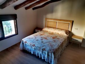 a bedroom with a bed and a window at Casa Domingo in Villahermosa del Río