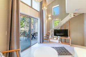 TV a/nebo společenská místnost v ubytování Pelagus Luxury Villas