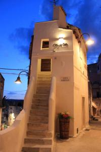 uma escada que leva a um edifício branco com uma escada em Fondo Vito em Gravina in Puglia