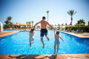 Bazén v ubytování Hotel Servigroup Marina Playa nebo v jeho okolí