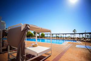 Bazén v ubytování Hotel Servigroup Marina Playa nebo v jeho okolí