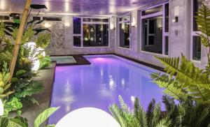 圣费利西安德加迪恩酒店的植物之家的游泳池