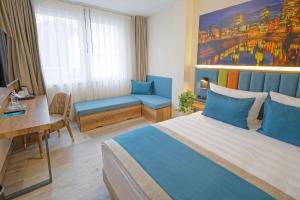 a hotel room with a bed and a desk at Friends Hotel Düsseldorf-Airport Ratingen in Ratingen