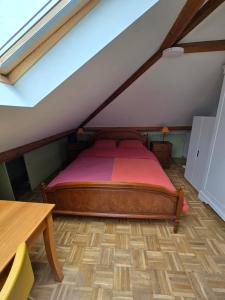 a bedroom with a bed in a attic at Fomed in Brussels