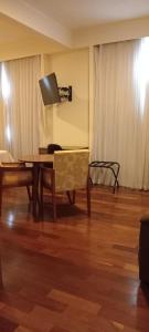 Uma TV ou centro de entretenimento em Grande Hotel Amparo