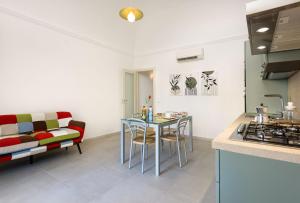 una cucina e un soggiorno con un tavolo e un divano di Casa Ciccina a San Vito lo Capo