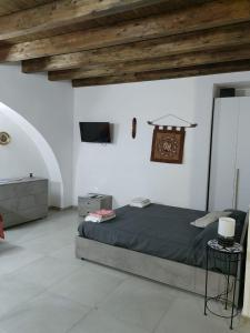 a bedroom with a bed in a white room at U Càvusu in Siculiana