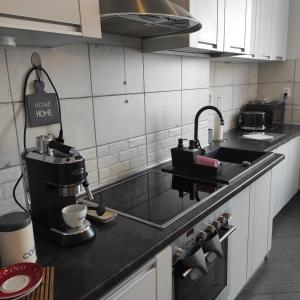 Kuchyňa alebo kuchynka v ubytovaní Apartament MORSKA 148 Gdynia 65m2