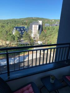 Camera dotata di balcone con vista su una strada. di Apartman Šumarak a Divčibare