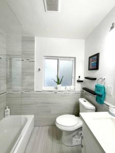 Ένα μπάνιο στο Private Paradise with Lap Pool close to the City Center