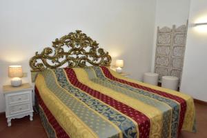 1 cama con cabecero ornamentado en un dormitorio en Ecc3ntrico, en Arezzo